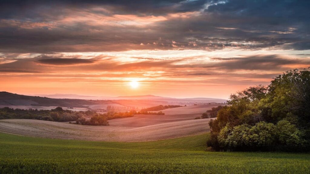Východ nad Stražovjákem, Strážovice, obraz krajiny jižní Moravy